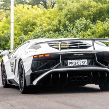 Lamborghini Aventador SV, o carro mais caro que roda no Brasil, roda pelas estradas de Santa Catarina