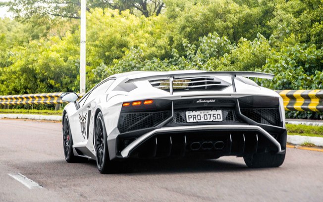 Lamborghini Aventador SV, o carro mais caro que roda no Brasil, roda pelas estradas de Santa Catarina