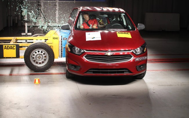 Divulgação
Chevrolet Onix passa por teste de colisão lateral do LatinNCAP, que tornou os critérios mais rígidos a partir de 2016